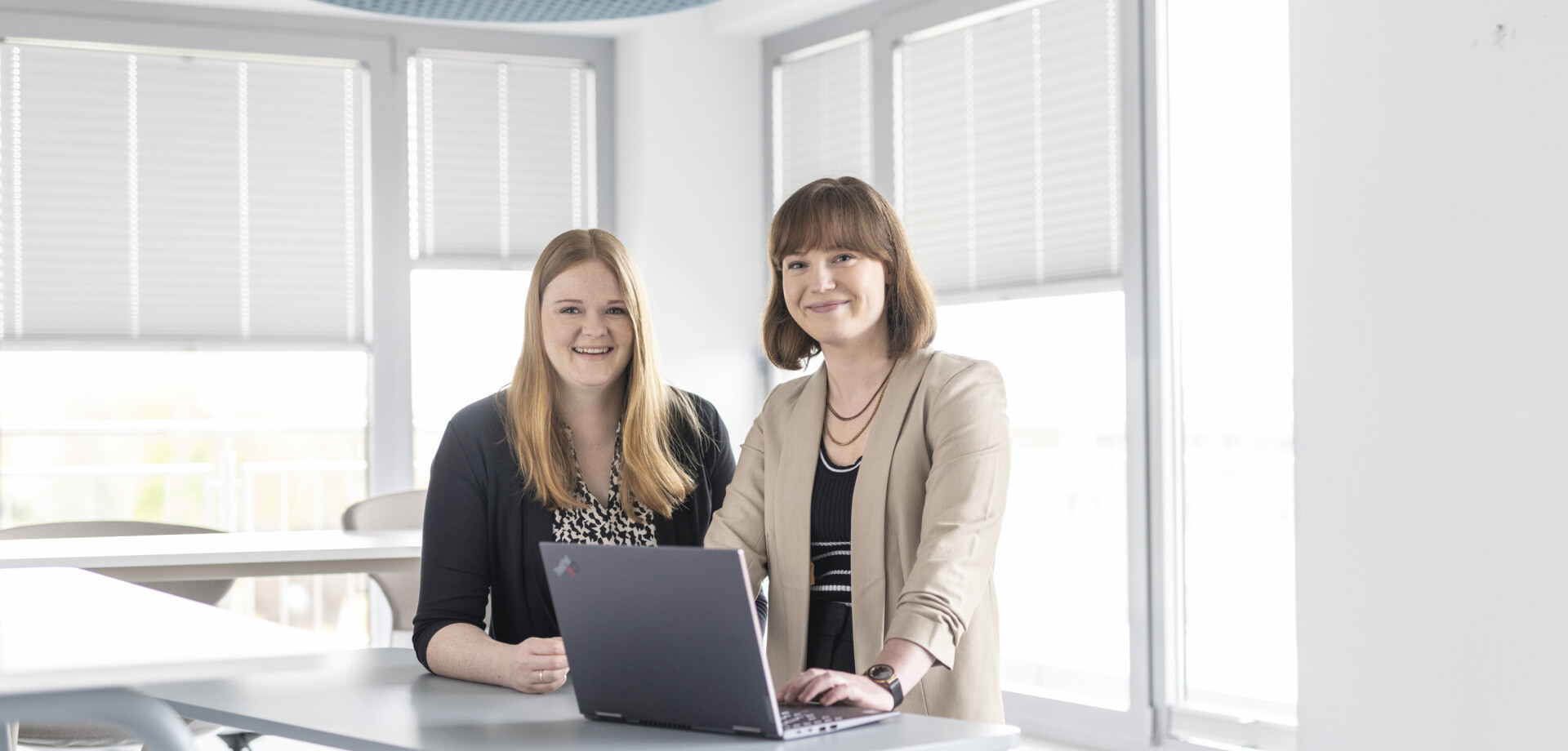 OOWV Mitarbeiterinnen vor Laptop