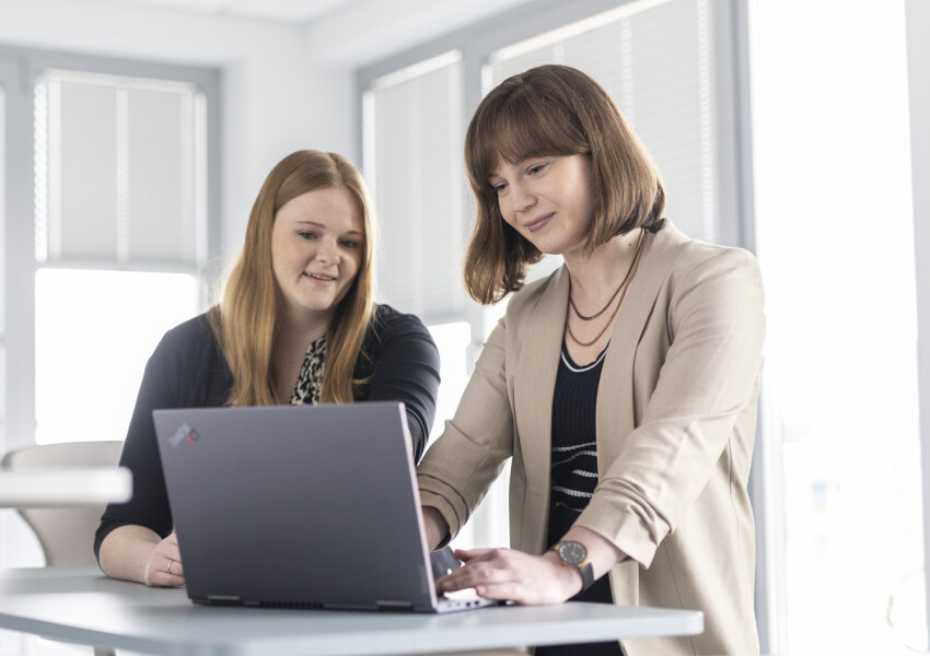 Werkstudentin und Abteilungsleitung am PC